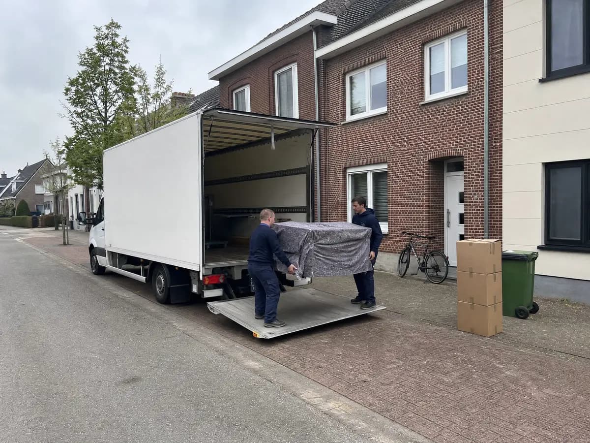 Verhuisfirma Balen: verhuizers laden een zetel in de verhuiswagen in Balen