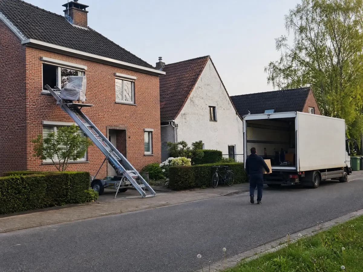 Verhuisfirma Berlaar: verhuiswagen op de oprit en ladderlift aan een woning in Berlaar