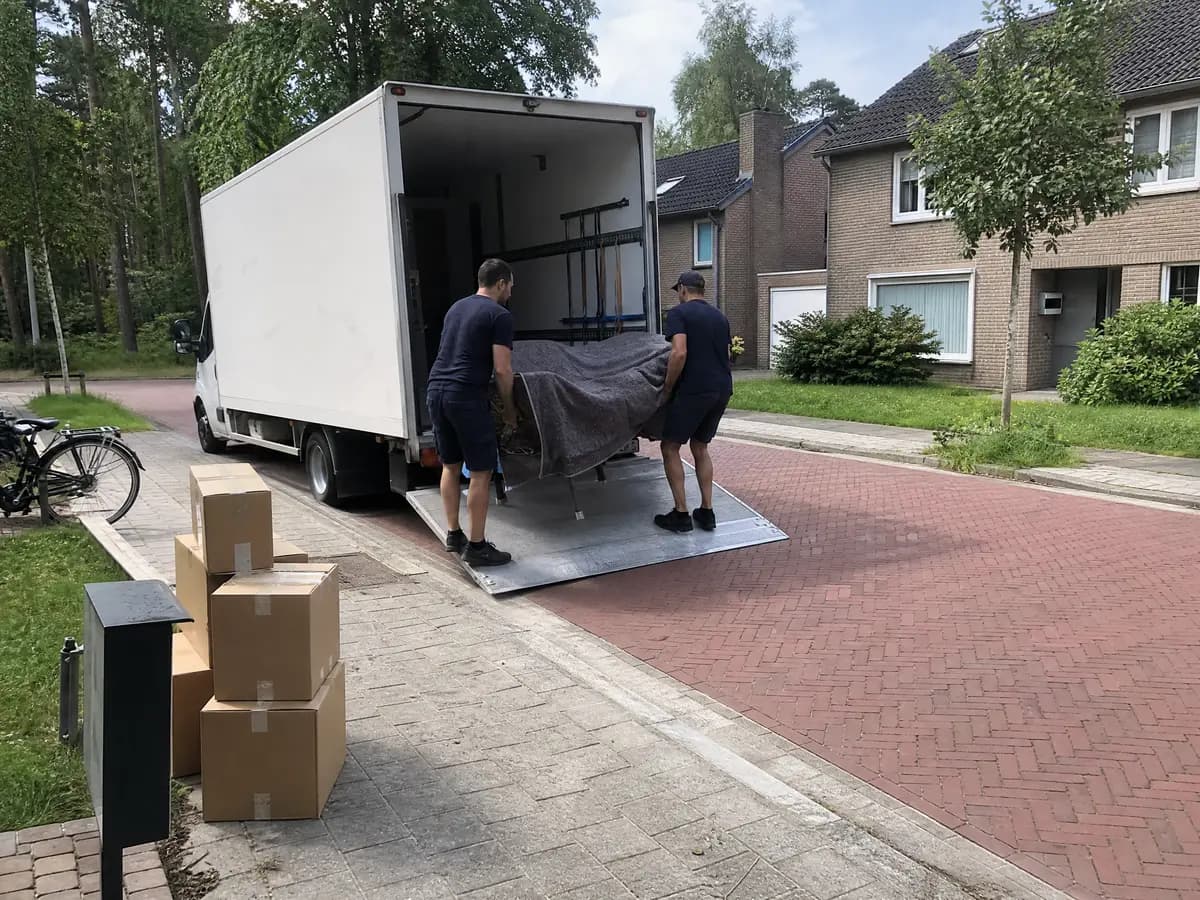 Verhuisfirma Brecht: verhuizers laden een zetel in de verhuiswagen in Brecht