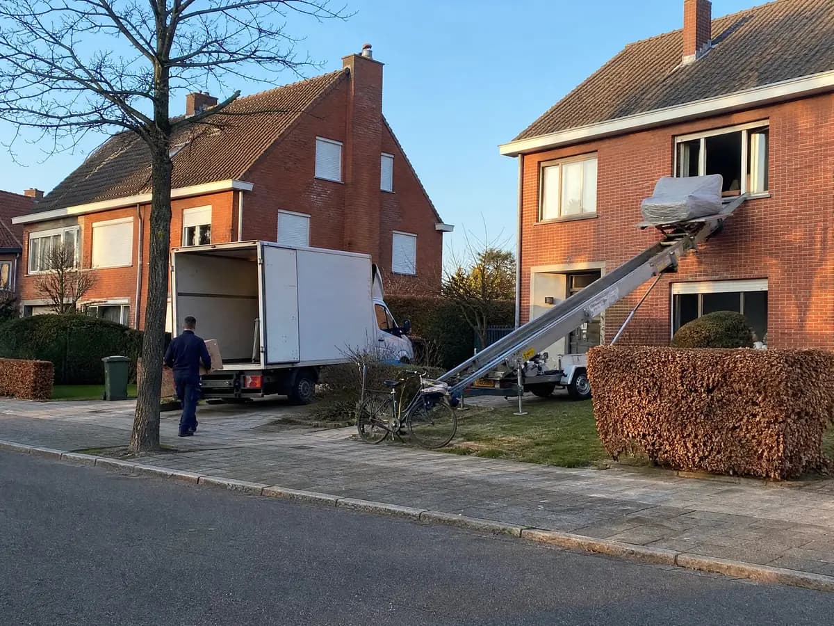 Verhuisfirma Herenthout: verhuiswagen op de oprit en ladderlift aan een woning in Herenthout