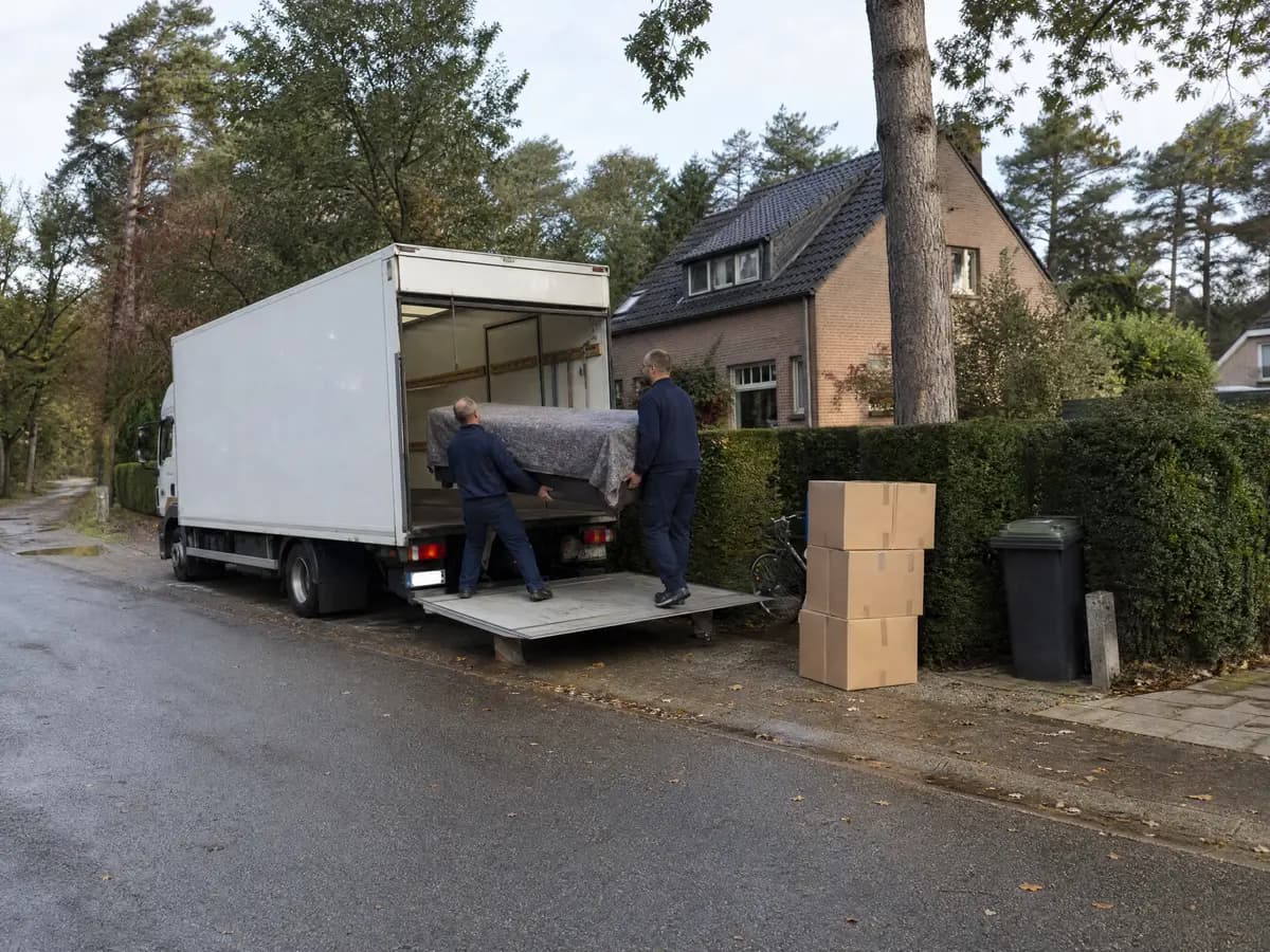 Verhuisfirma Herselt: verhuizers laden een zetel in de verhuiswagen in Herselt