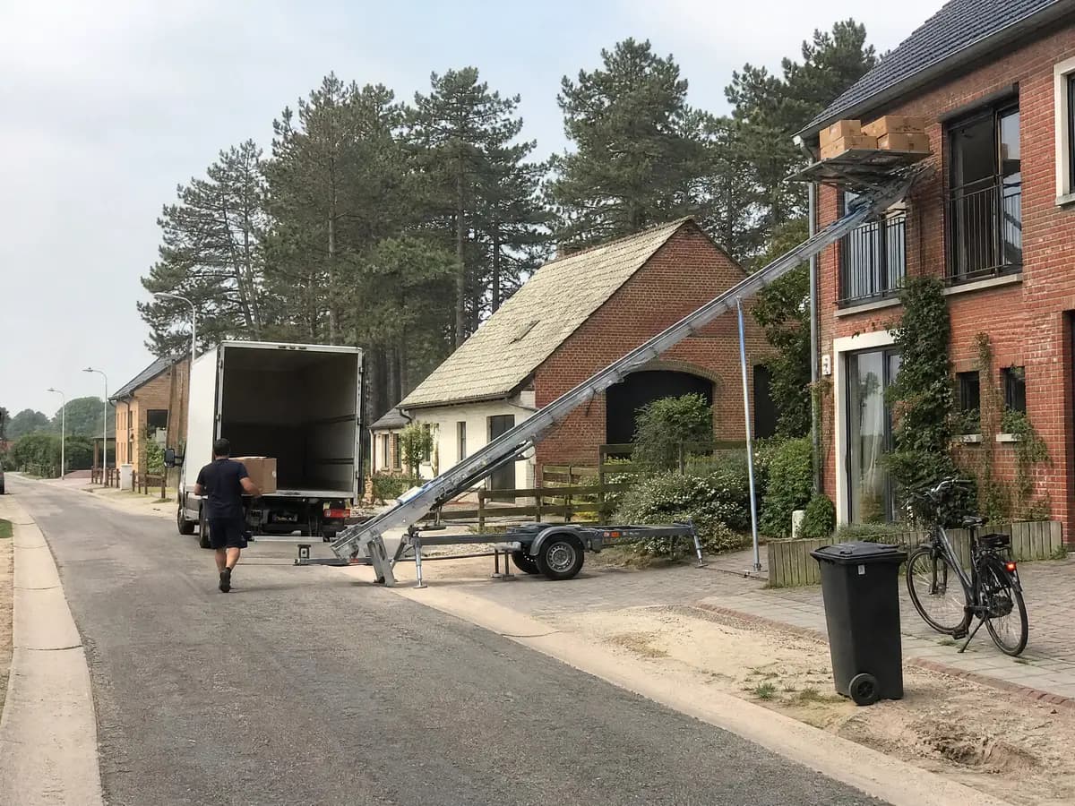 Verhuisfirma Malle: ladderlift tot aan het balkon van een appartement in Malle