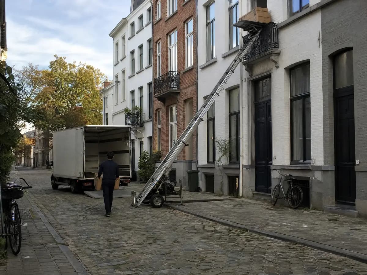 Verhuisfirma Mechelen: ladderlift tot aan het balkon van een appartement in Mechelen