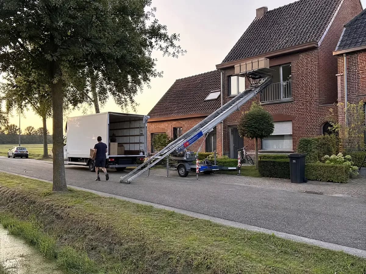 Verhuisfirma Meerhout: ladderlift tot aan het balkon van een appartement in Meerhout