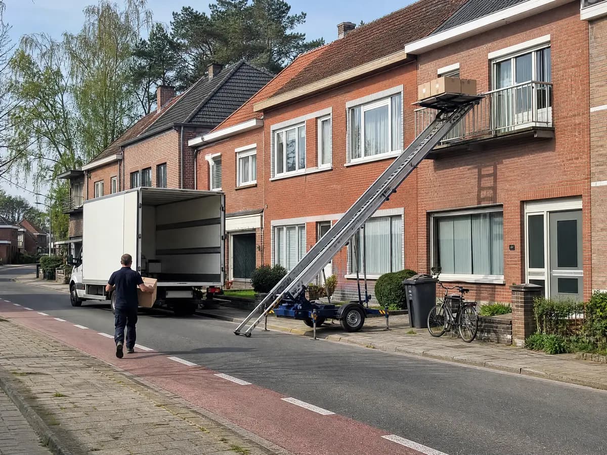 Verhuisfirma Nijlen: ladderlift tot aan het balkon van een appartement in Nijlen