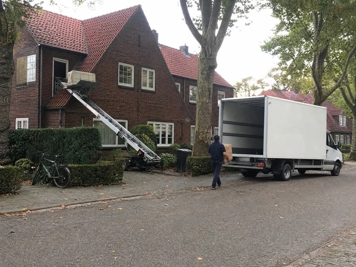Verhuisfirma Olen: ladderlift aan de gevel en verhuiswagen voor een woning in Olen