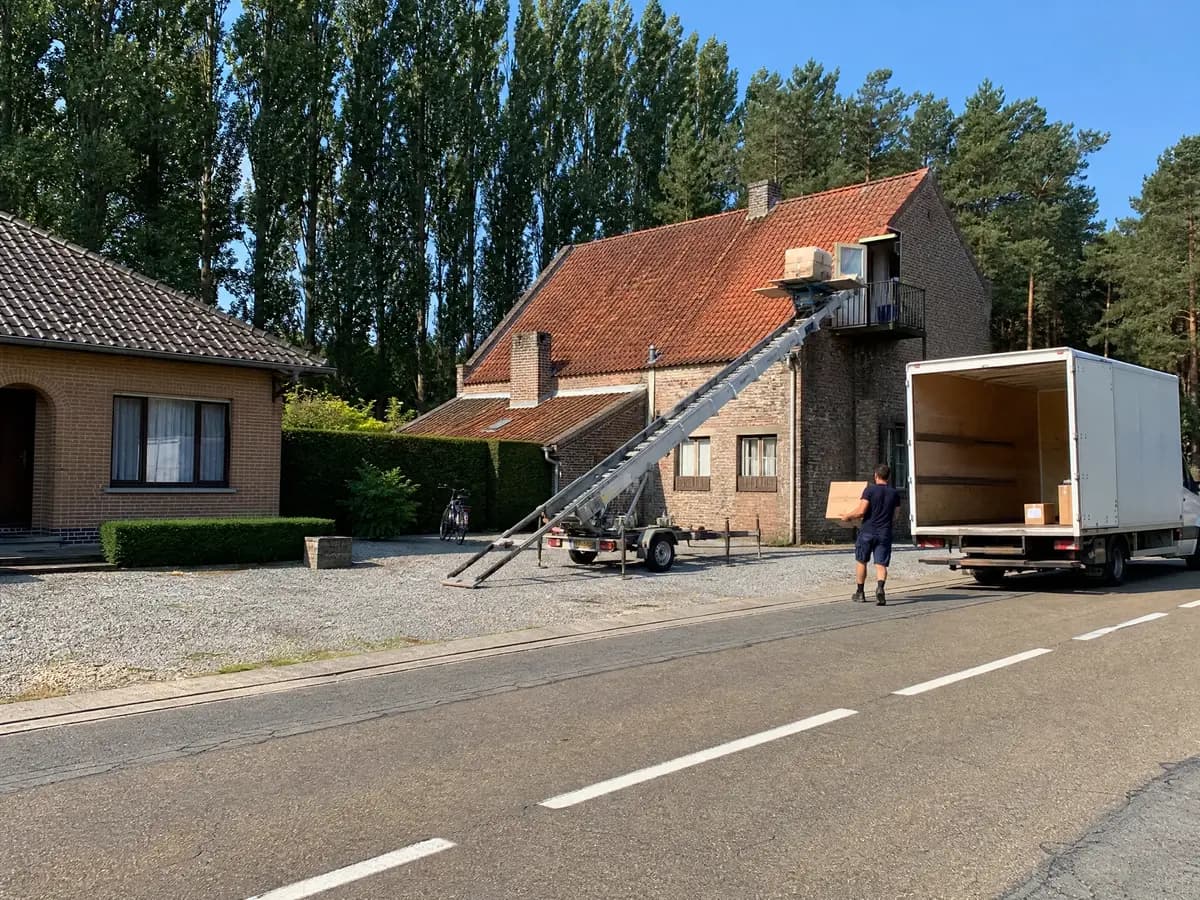 Verhuisfirma Ravels: ladderlift tot aan het balkon van een appartement in Ravels