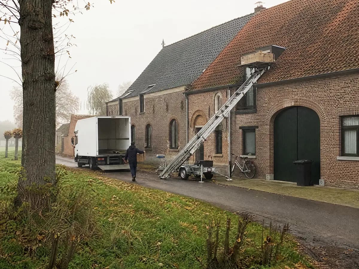 Verhuisfirma Retie: ladderlift tot aan het balkon van een appartement in Retie