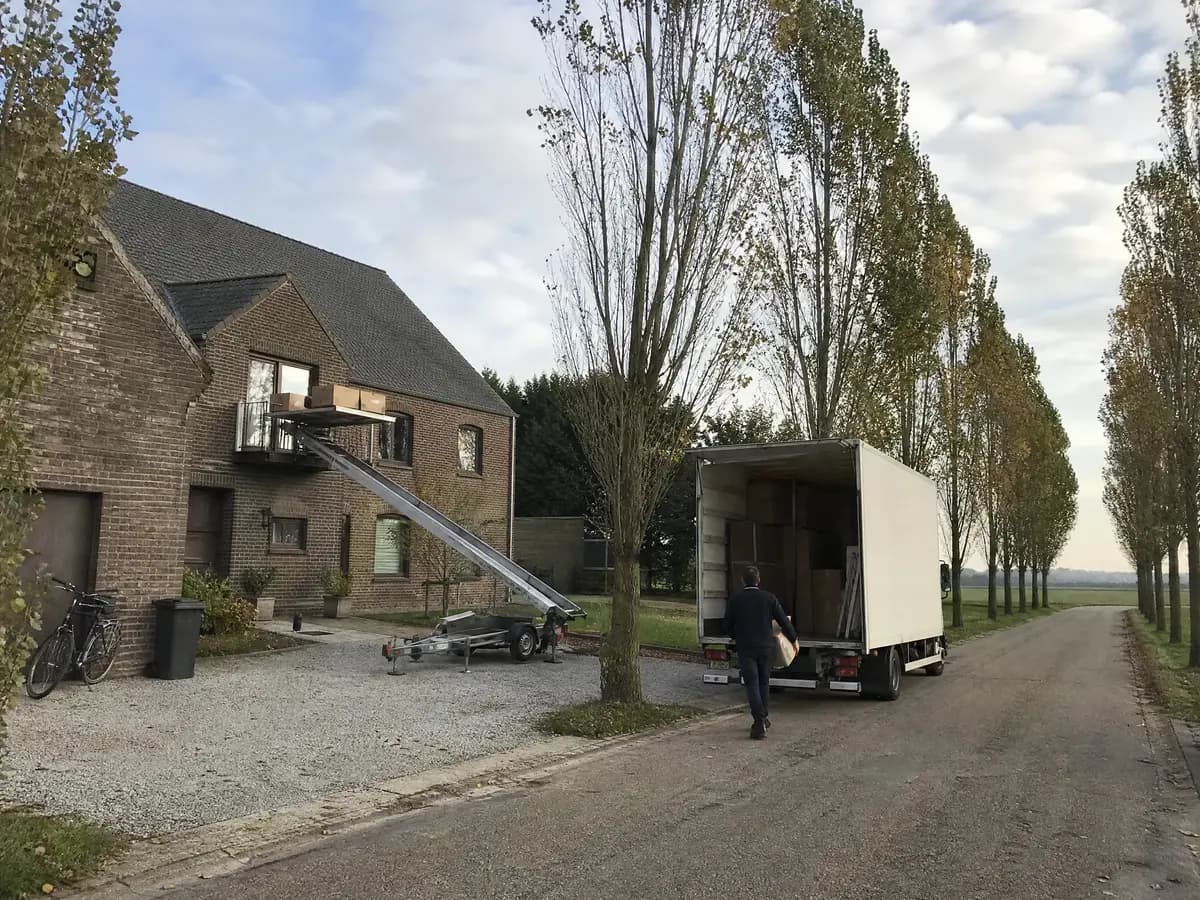 Verhuisfirma Stabroek: ladderlift tot aan het balkon van een appartement in Stabroek