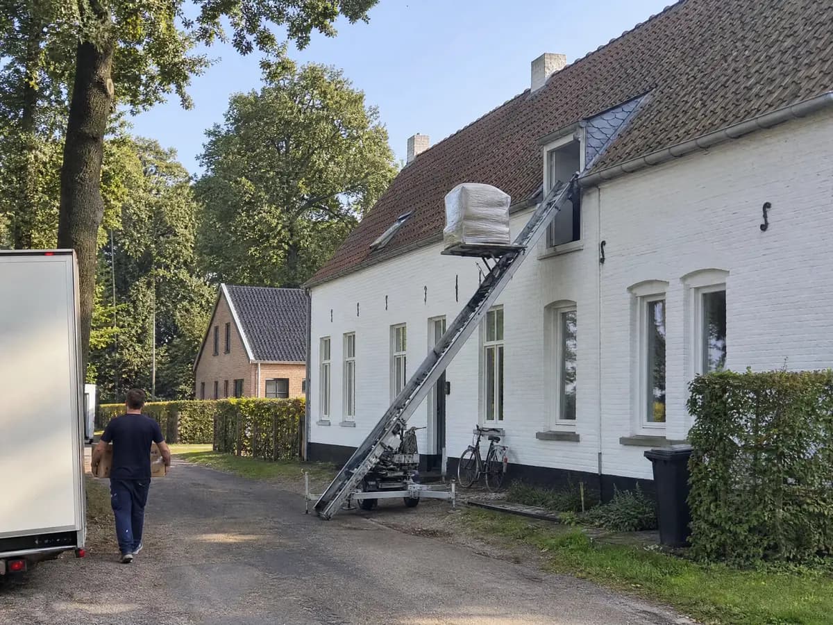 Verhuisfirma Vorselaar: ladderlift met meubels aan het raam van een woning in Vorselaar