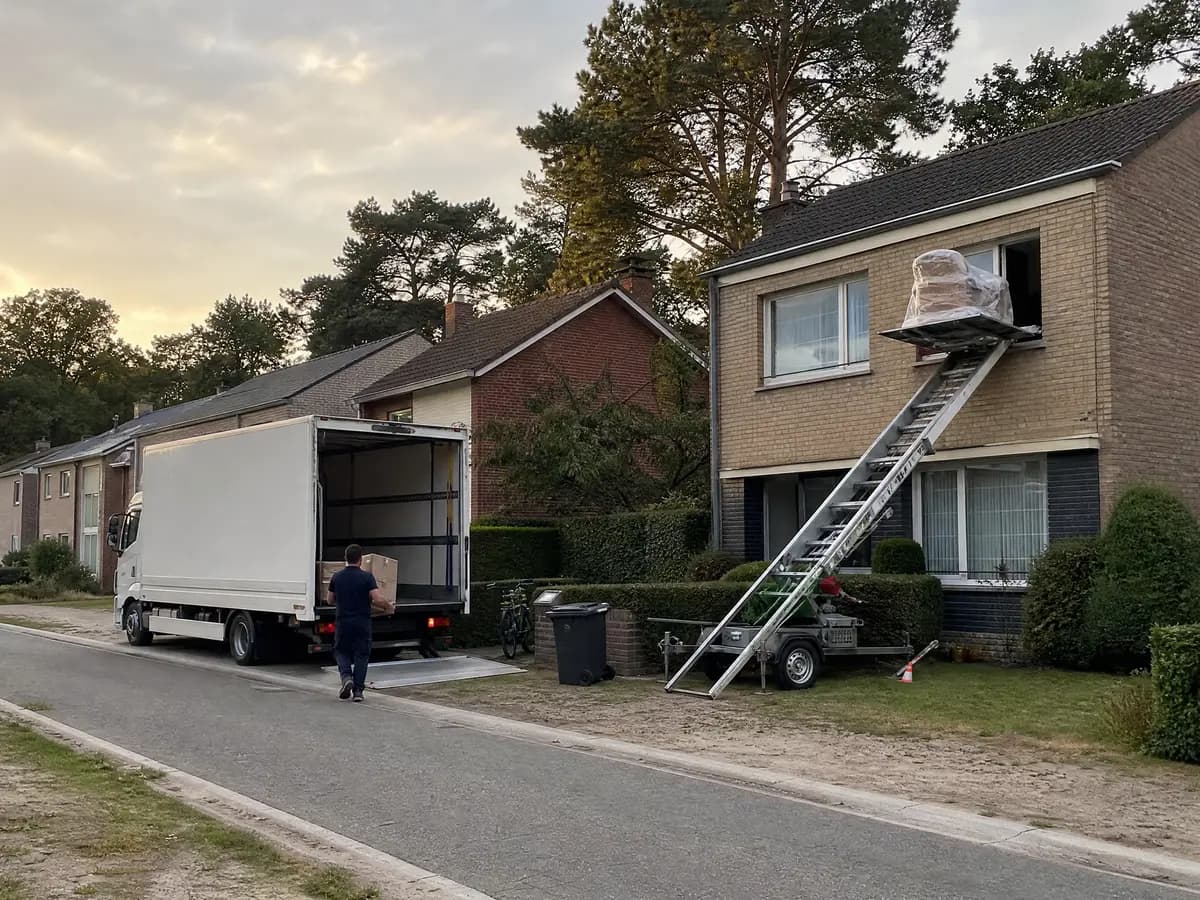 Verhuisfirma Vosselaar: verhuiswagen op de oprit en ladderlift aan een woning in Vosselaar