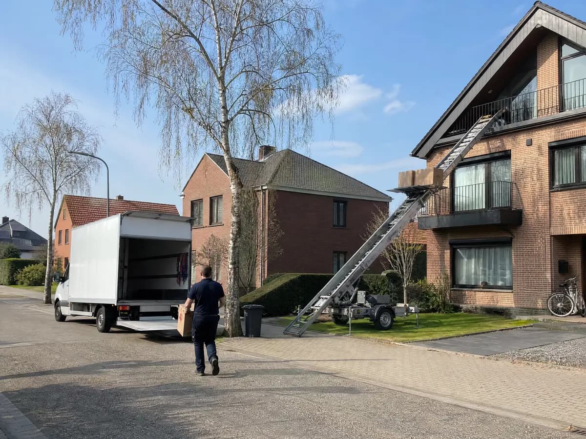 Verhuisfirma Westerlo: ladderlift tot aan het balkon van een appartement in Westerlo