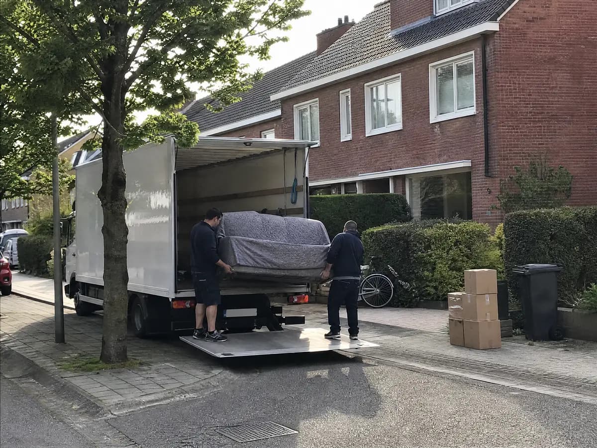 Verhuisfirma Wijnegem: verhuizers laden een zetel in de verhuiswagen in Wijnegem