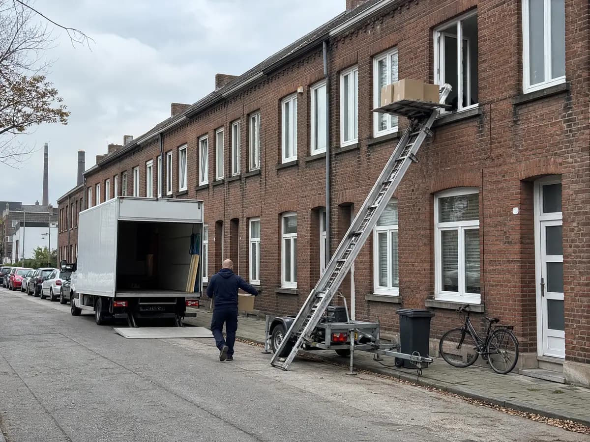 Verhuisfirma Willebroek: ladderlift aan de gevel en verhuiswagen voor een woning in Willebroek