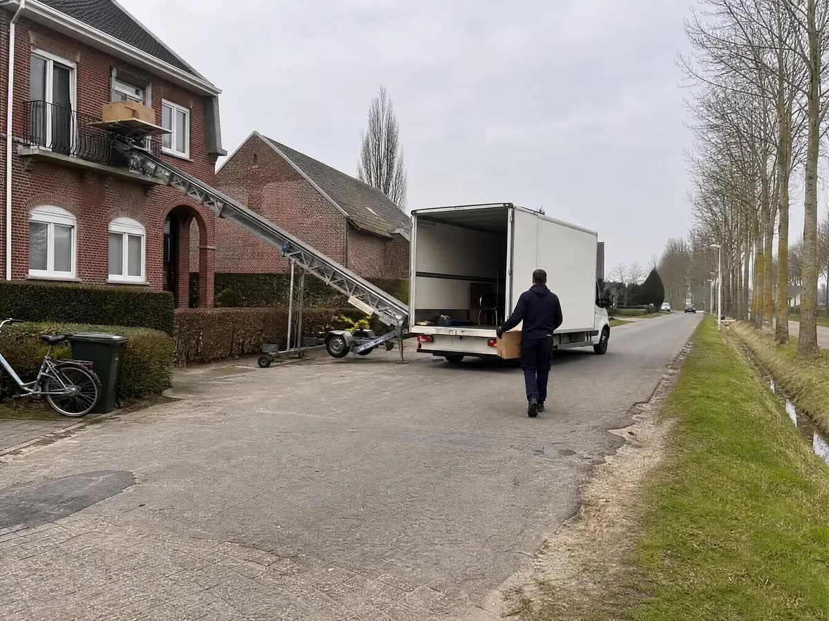 Verhuisfirma Zandhoven: ladderlift tot aan het balkon van een appartement in Zandhoven