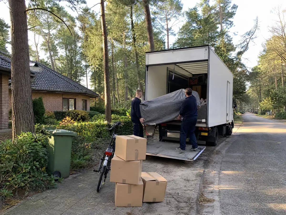 Verhuisfirma Zoersel: verhuizers laden een zetel in de verhuiswagen in Zoersel