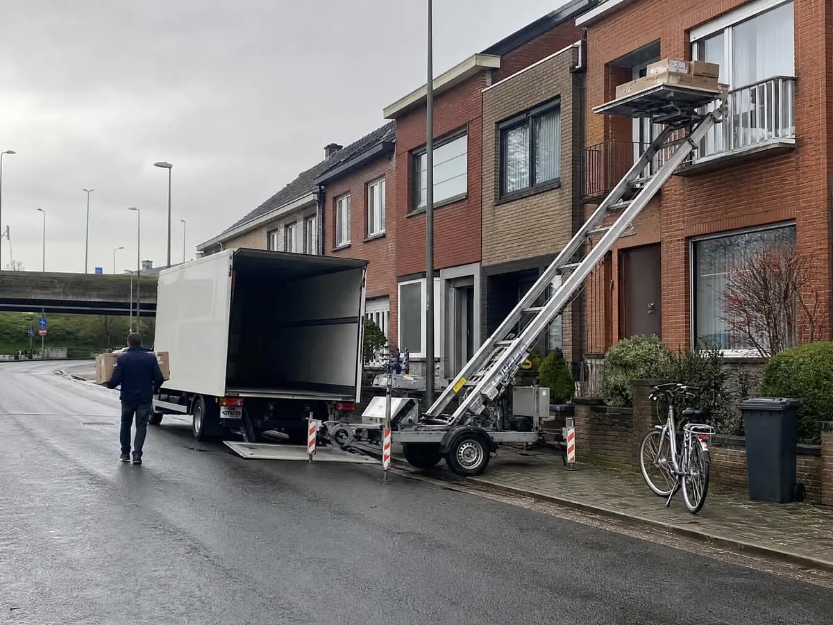 Verhuisfirma Zwijndrecht: ladderlift tot aan het balkon van een appartement in Zwijndrecht