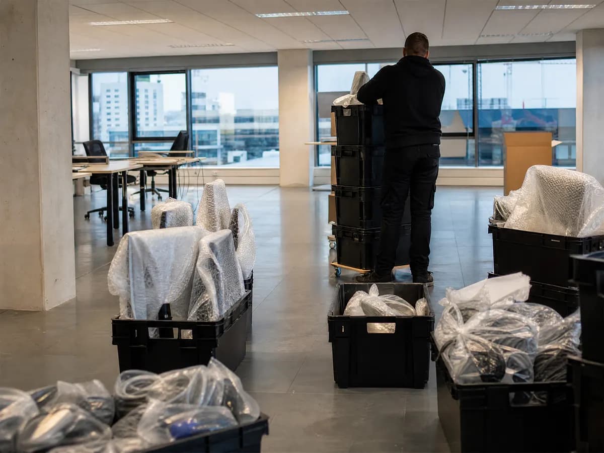 Computers en schermen veilig ingepakt in kratten voor een bedrijfsverhuizing