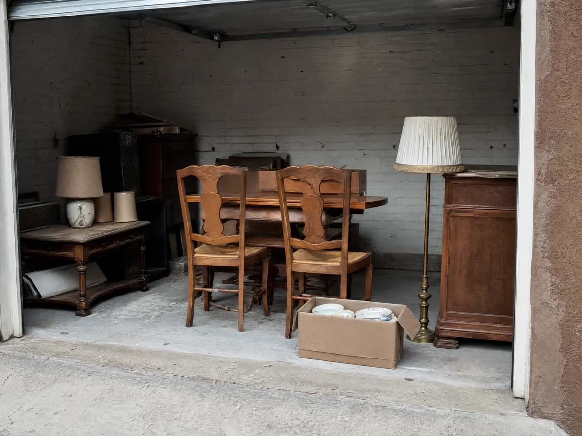 Meubels die niet meegaan naar de kleinere woning klaar voor de kringwinkel
