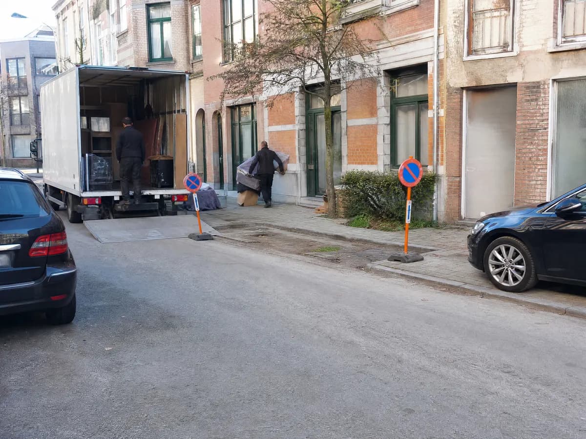 Vrije parkeerstrook tussen twee verbodsborden met plaats voor verhuiswagen en ladderlift