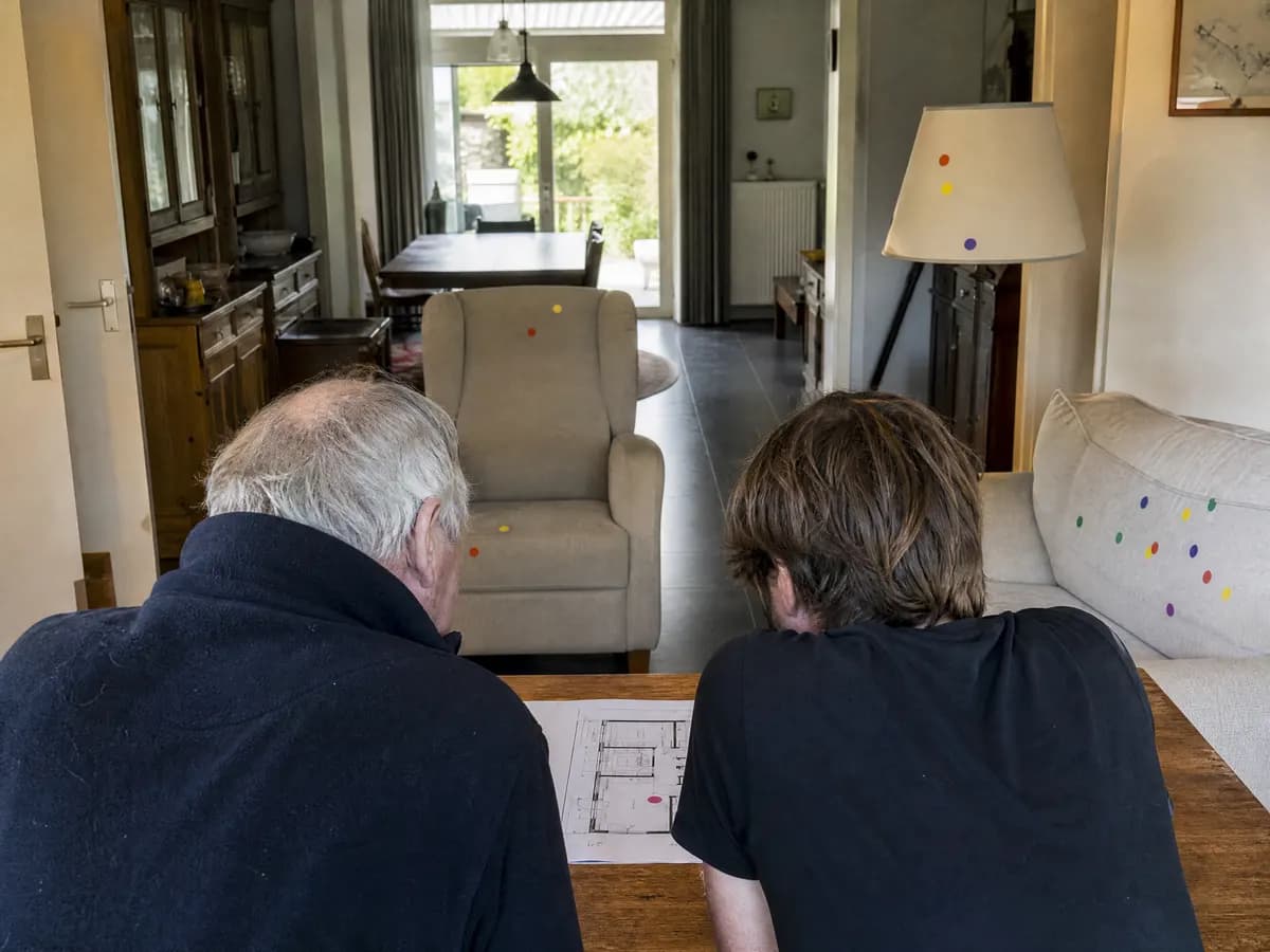 Senior kiest samen met familie welke meubels meegaan naar de assistentiewoning