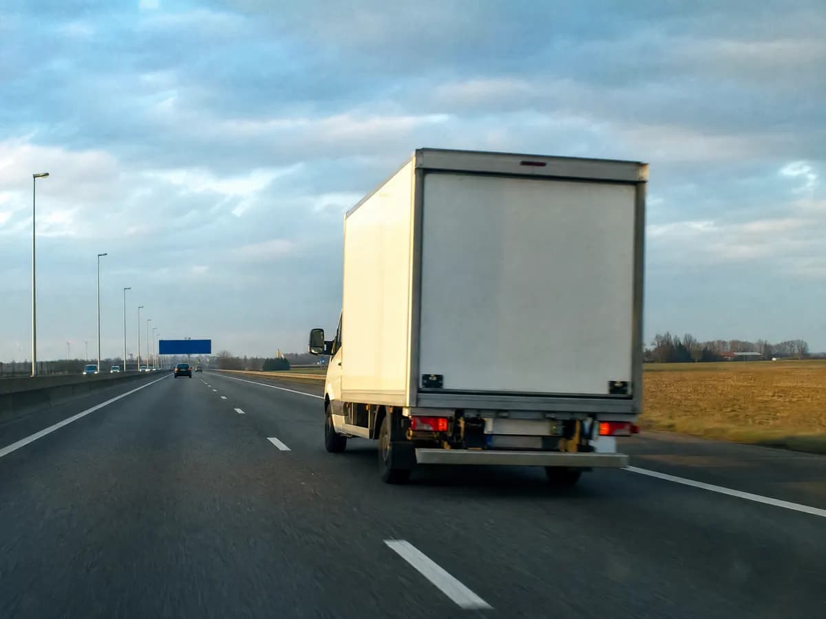 Verhuiswagen op de snelweg tijdens een internationale verhuis vanuit Antwerpen