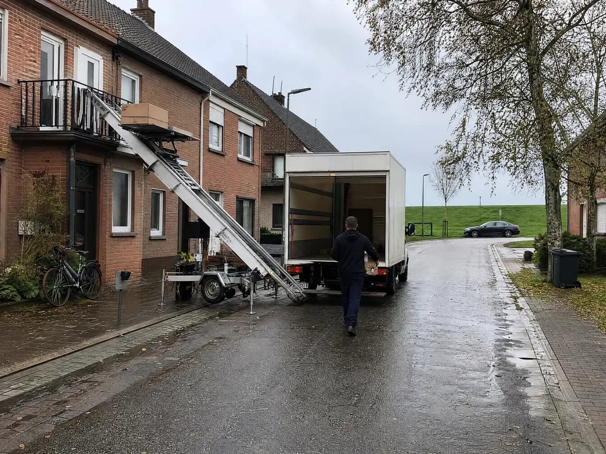 Verhuisfirma Berendrecht-Zandvliet-Lillo: ladderlift tot aan het balkon van een appartement in Berendrecht-Zandvliet-Lillo
