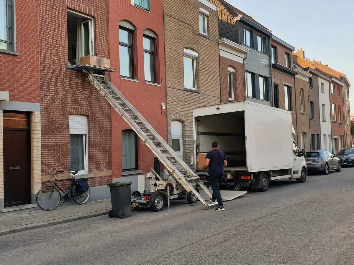 Verhuisfirma Boom: ladderlift aan de gevel en verhuiswagen voor een woning in Boom