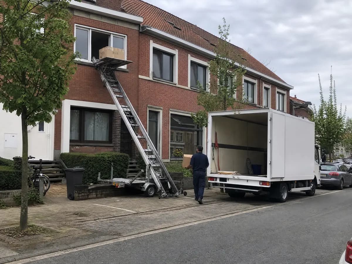 Verhuisfirma Borsbeek: ladderlift aan de gevel en verhuiswagen voor een woning in Borsbeek