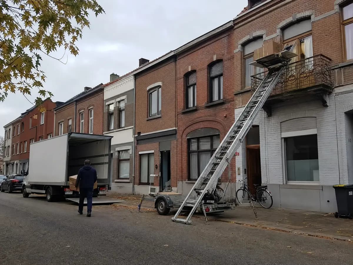 Verhuisfirma Duffel: ladderlift tot aan het balkon van een appartement in Duffel