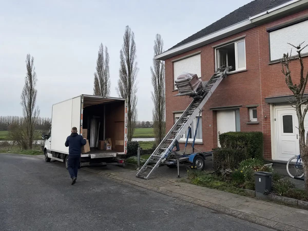 Verhuisfirma Hulshout: verhuiswagen op de oprit en ladderlift aan een woning in Hulshout