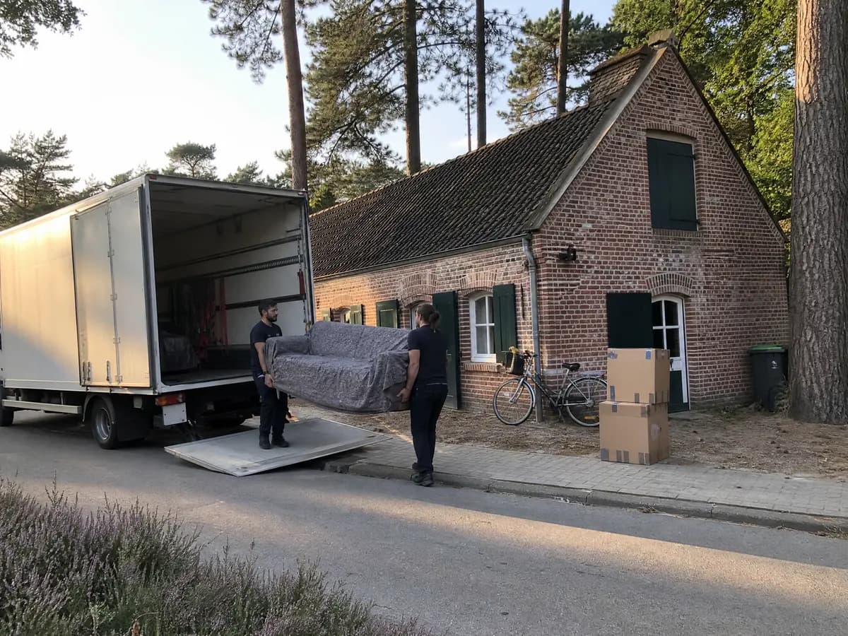 Verhuisfirma Kasterlee: verhuizers laden een zetel in de verhuiswagen in Kasterlee