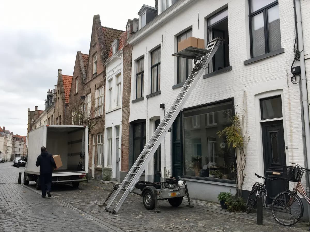 Verhuisfirma Lier: ladderlift aan de gevel en verhuiswagen voor een woning in Lier
