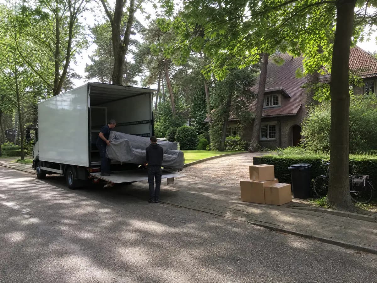 Verhuisfirma Schilde: verhuizers laden een zetel in de verhuiswagen in Schilde