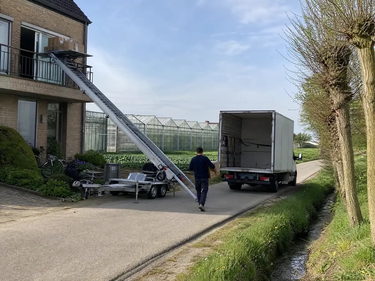 Verhuisfirma Sint-Katelijne-Waver: ladderlift tot aan het balkon van een appartement in Sint-Katelijne-Waver
