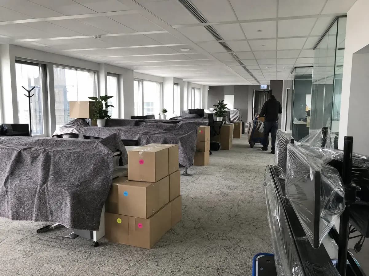 Kantoor met ingepakte bureaus en gelabelde dozen tijdens een kantoorverhuis zonder downtime in Antwerpen