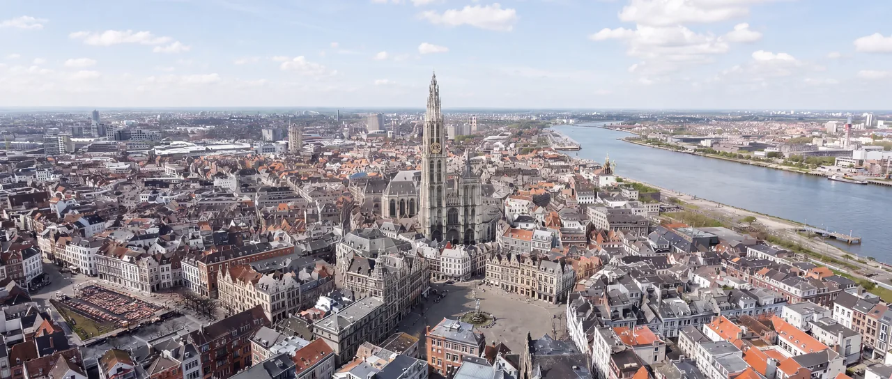 Luchtfoto van de Antwerpse binnenstad met de toren van de Onze-Lieve-Vrouwekathedraal, de gevels van de Grote Markt en de Schelde
