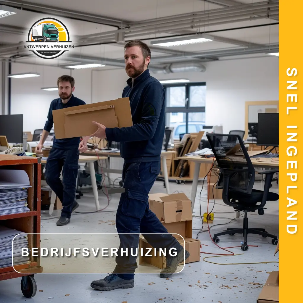 `twee verhuizers dragen kantoormateriaal en dozen in leeggemaakt open kantoorruimte tijdens bedrijfsverhuizing in Antwerpen`