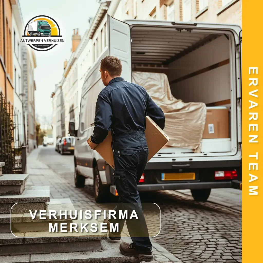 Verhuisfirma Merksem - medewerker van Antwerpen Verhuizen draagt verhuisdoos naar vrachtwagen op smalle kasseistraat in Merksem